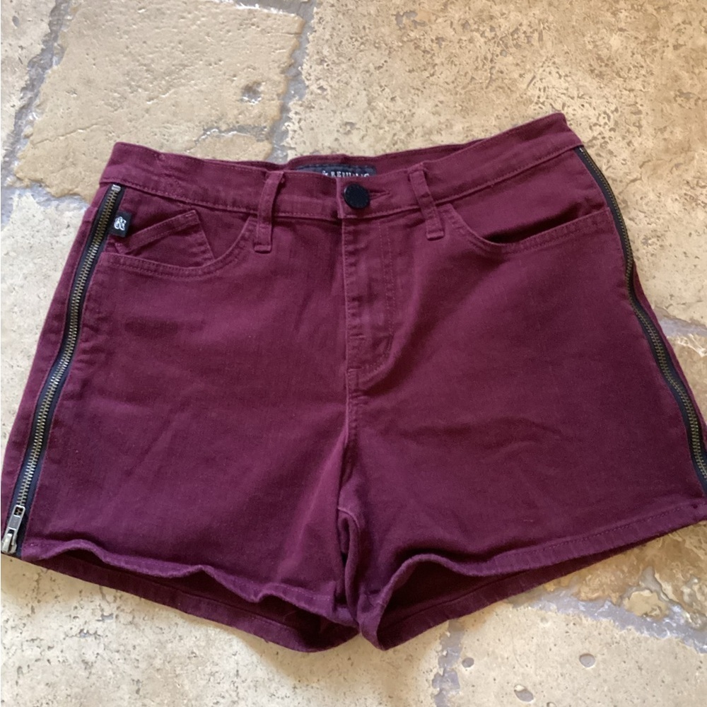Rock & Republic shorts Womens 8 Burgandy Red Kimber Chino Zipper sides
L1
